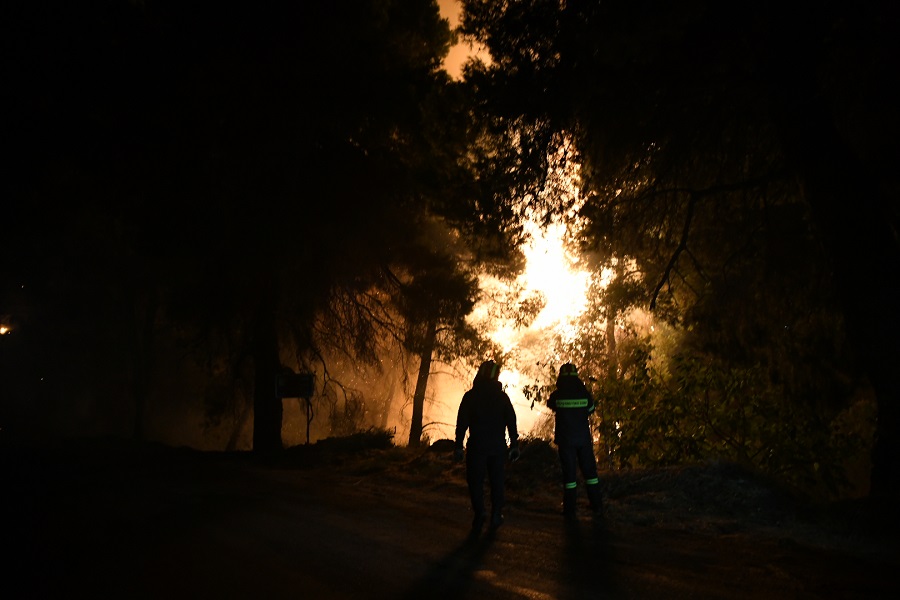 Εύβοια: Χωρίς ενεργό μέτωπο η πυρκαγιά – Μάχη για να την οριοθετήσουν δίνουν οι πυροσβέστες