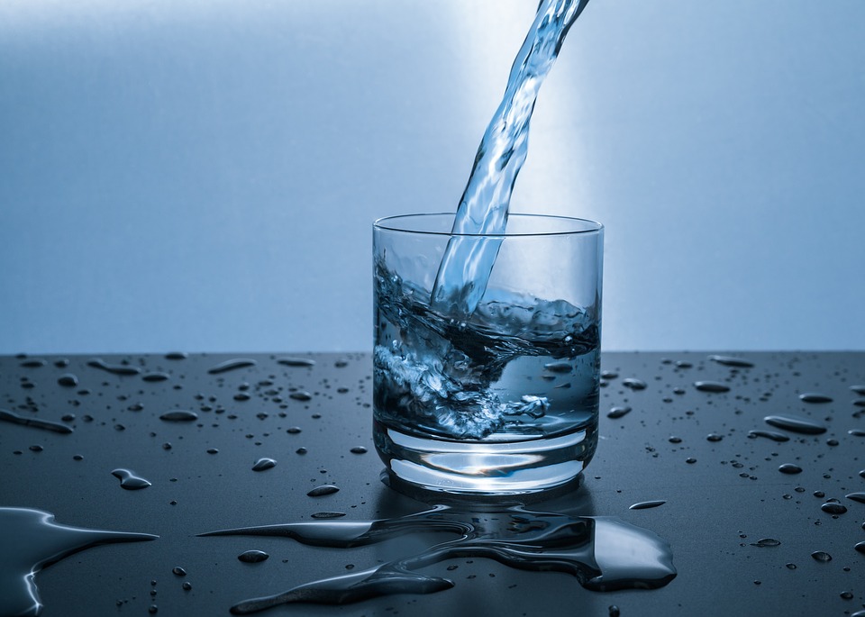 Πίνετε νερό τη νύχτα; Τι πρέπει να προσέχετε