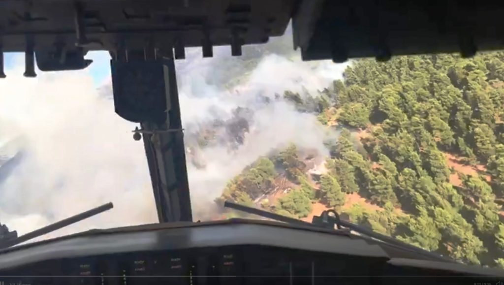 Το βίντεο από τη φωτιά της Εύβοιας που τράβηξαν οι πιλότοι ενός Canadair (Video)