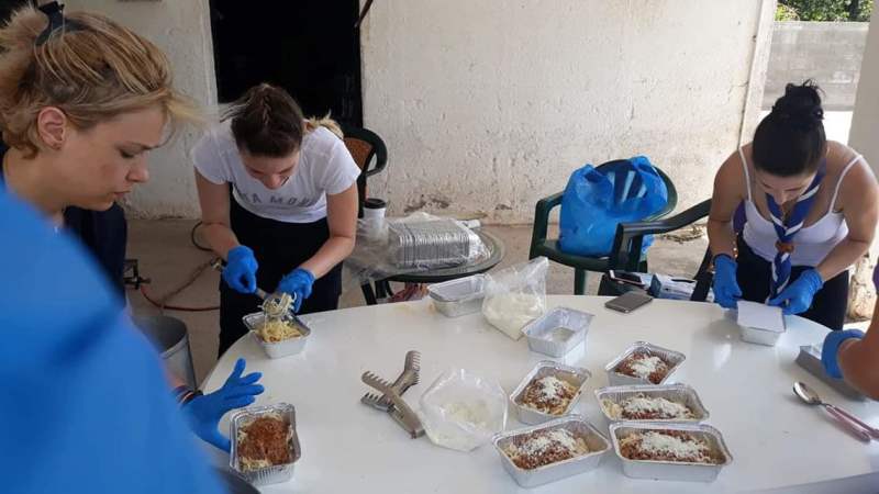 Φαγητό και νερό προσέφεραν οι πρόσκοποι στους πυροσβέστες στην Εύβοια