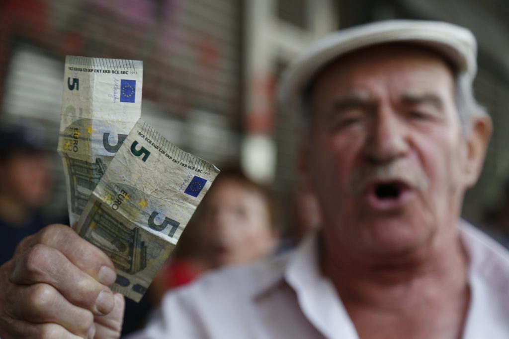 Κόφτης για τα επιδόματα