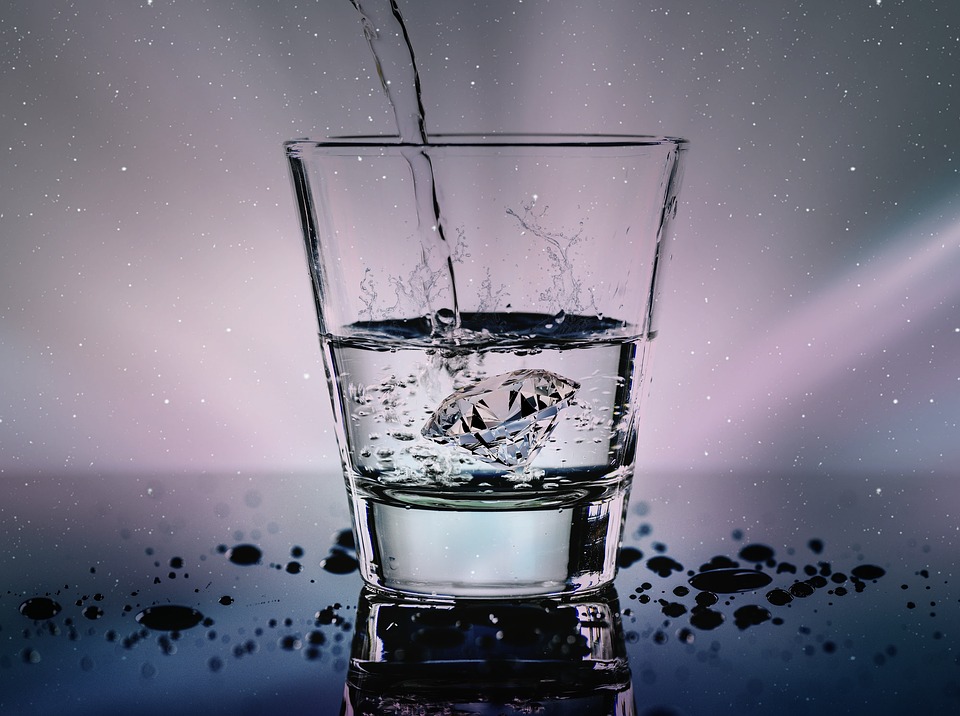 10 κόλπα για να μην ξεχνάς να πίνεις νερό