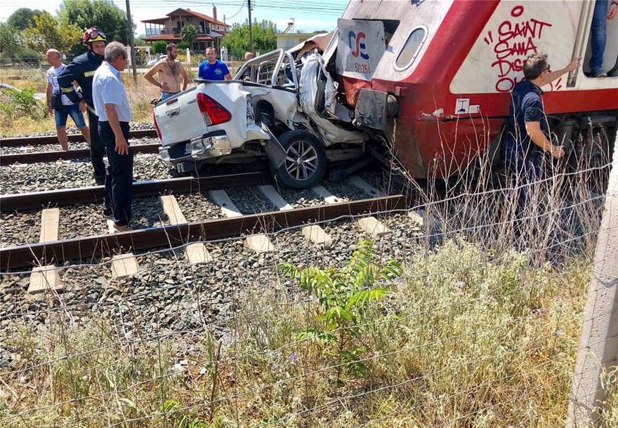 Τραγικό δυστύχημα στα Διαβατά: ΙΧ συγκρούστηκε με τρένο – Νεκρή μία έγκυος γυναίκα (Photos-Video)