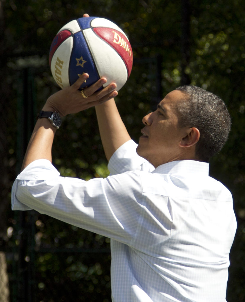 Απίστευτη τιμή για τη φανέλα μπασκετ του Ομπάμα από την εποχή που ήταν στο γυμνασίο