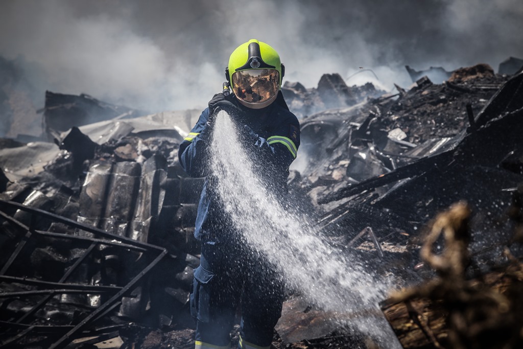 Σε ύφεση η πυρκαγιά στο Χαϊδάρι (Photos)