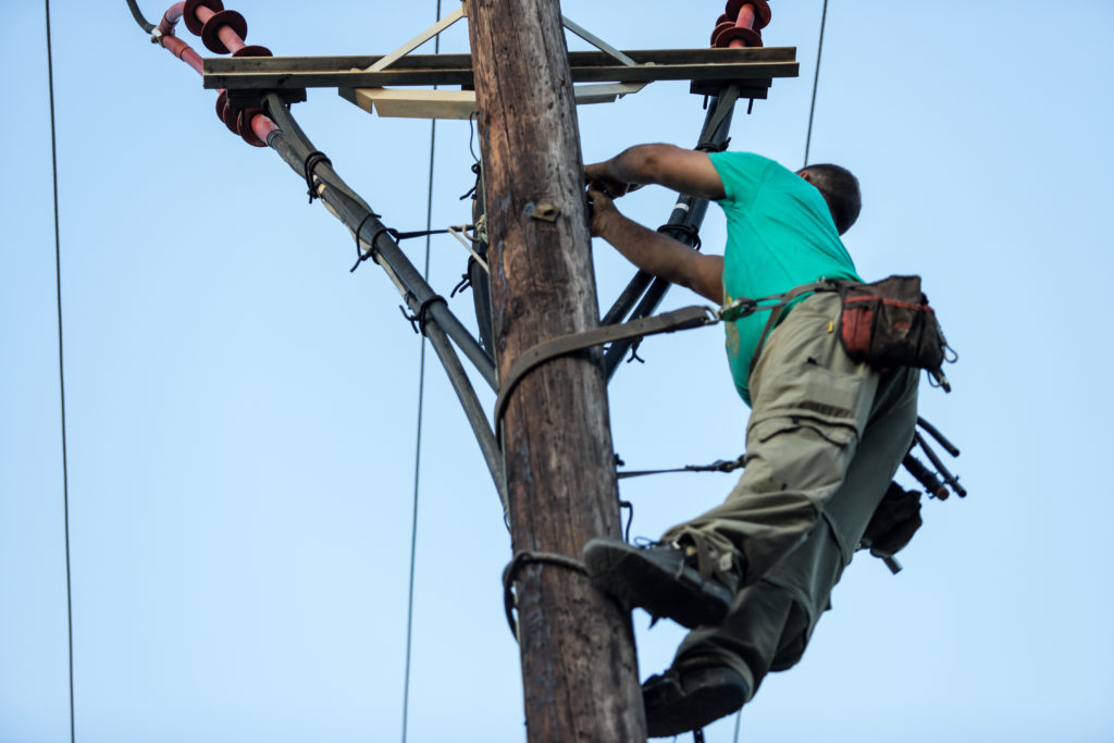 Πόρος: Ακόμη χωρίς ρεύμα – Με γεννήτριες προσπαθούν να ηλεκτροδοτήσουν το νησί