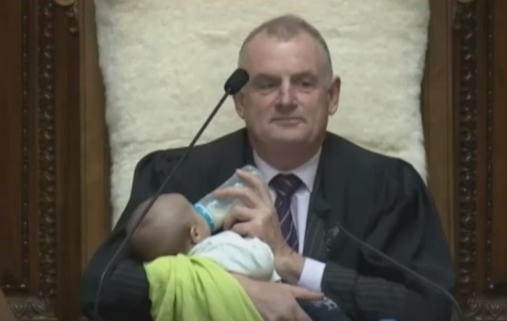 Νέα Ζηλανδία: Ο πρόεδρος της Βουλής ταϊζει μωρό, ενώ ο gay μπαμπάς-βουλευτής αγορεύει (Video)