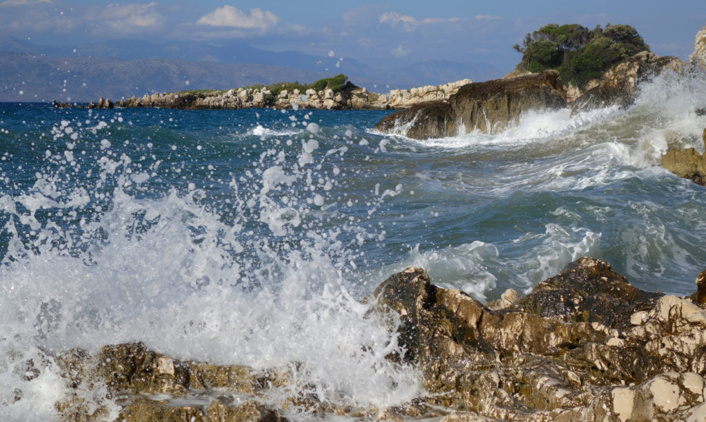 Καιρός: Μίνι καύσωνας με μελτέμια στο Αιγαίο