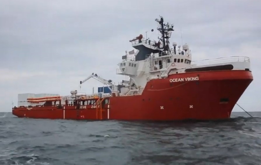 Το σκάφος Ocean Vicking εκπέμπει SOS: Έχει 356 διασωθέντες πρόσφυγες και τροφή μόνο για πέντε ημέρες