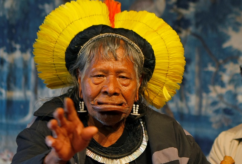 O ινδιάνος αρχηγός Ραόνι κατηγορεί τον Μπολσονάρου ότι θέλει να καταστρέψει τον Αμαζόνιο