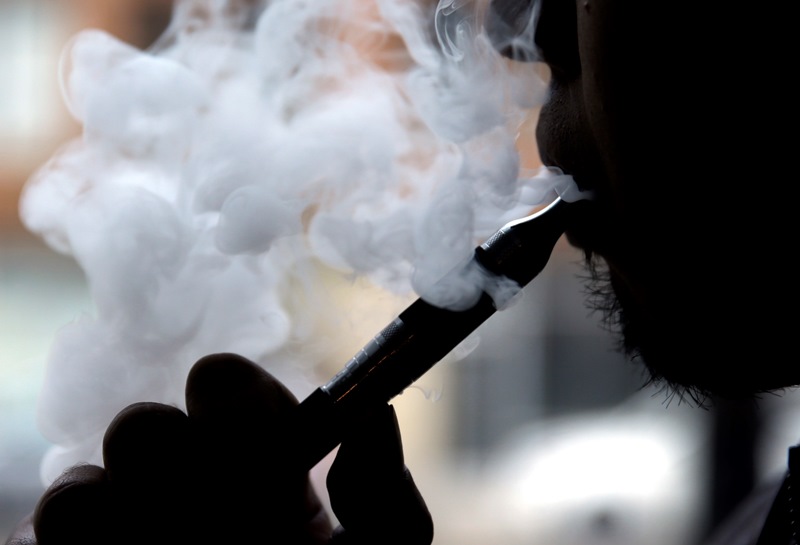 ΗΠΑ: Καταγράφηκε ο πρώτος θάνατος που συνδέεται με τη χρήση ηλεκτρονικού τσιγάρου