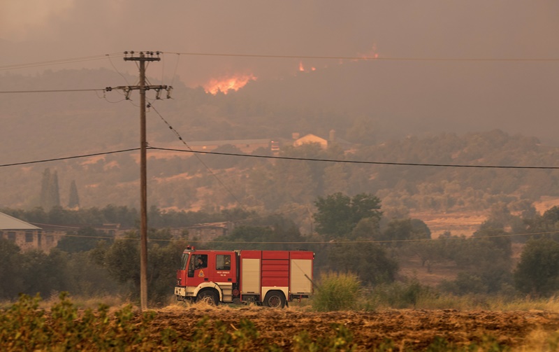 Μεγάλες πυρκαγιές σε Λάρισα – Καλάβρυτα