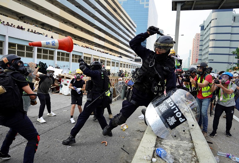 Χονγκ Κονγκ: Με αντλίες νερού και πυροβολισμούς η Αστυνομία κατά διαδηλωτών