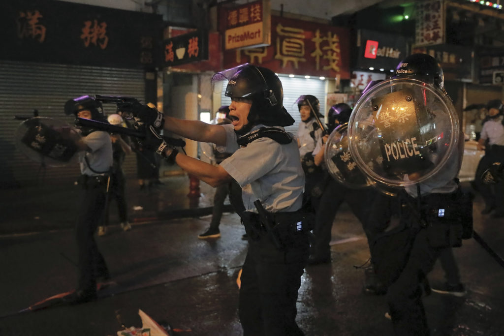 Χονγκ Κονγκ: Πώς δικαιολογεί η αστυνομία τη χρήση όπλου και αντλιών νερού κατά των διαδηλωτών