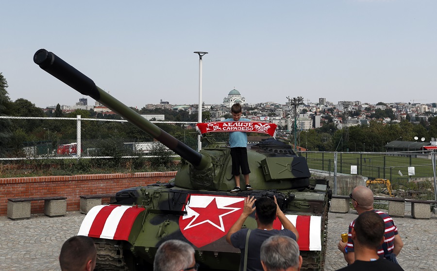 Σερβία: Σάλος από αμφιλεγόμενη κίνηση οπαδών του Ερυθρού Αστέρα – Έφεραν… τανκ έξω από το γήπεδο (Photos)