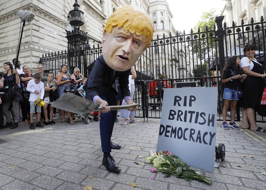 Βρετανία: Οργή από τον πολιτικό κόσμο από την απόφαση του Τζόνσον