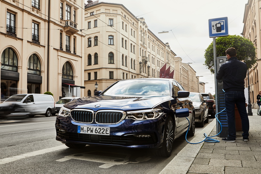 Η BMW παρουσιάζει τη νέα 530e xDrive με νέα τεχνολογία μπαταριών