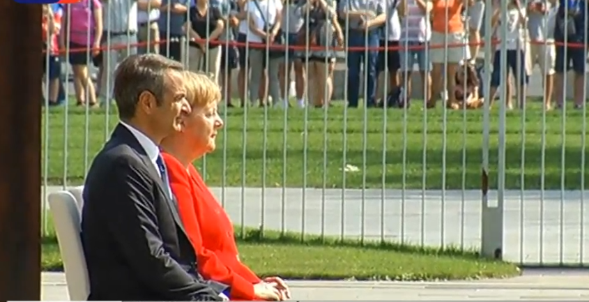 Καθιστή η Μέρκελ στην ανάκρουση των εθνικών ύμνων κατά την επίσκεψη Μητσοτάκη