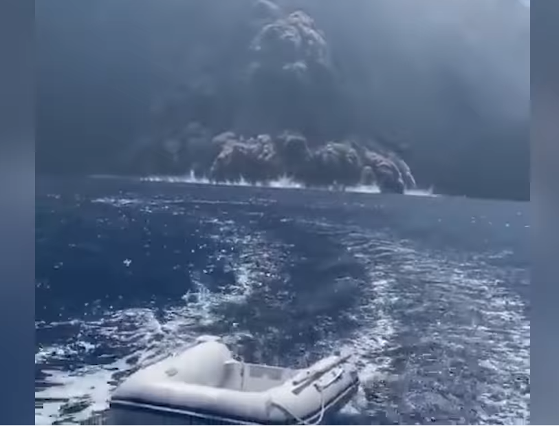 Συγκλονιστικό βίντεο: Σκάφος προσπαθεί να αποφύγει τη τέφρα μετά την έκρηξη του Στρόμπολι