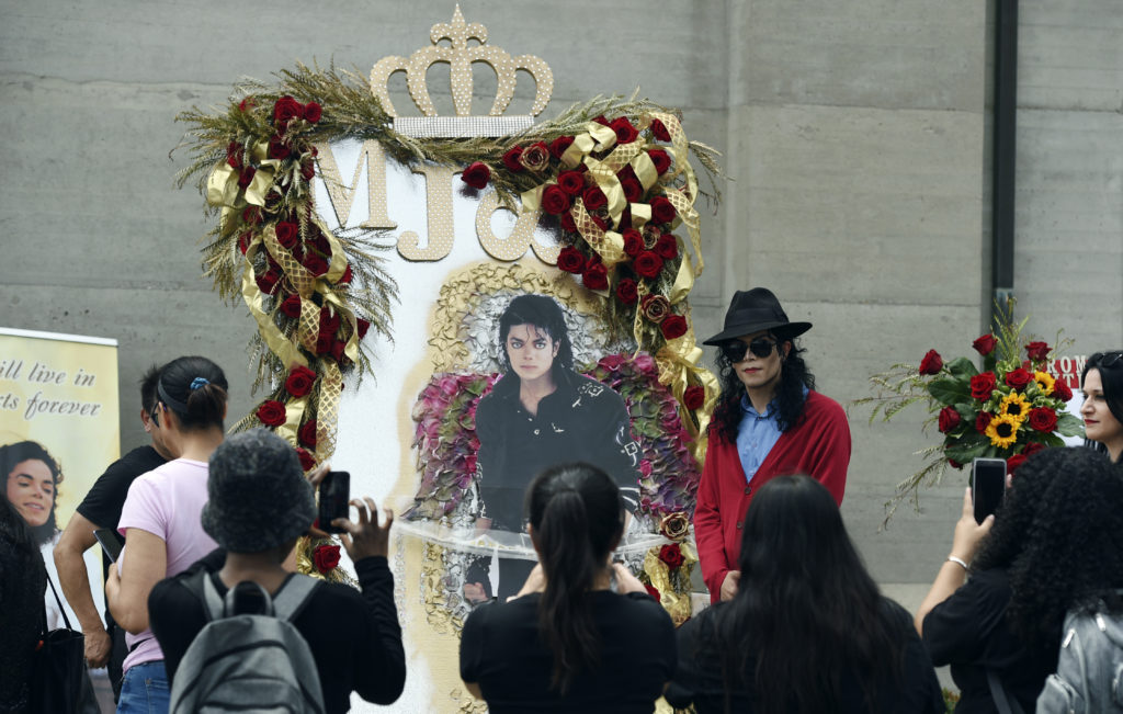 Μάικλ Τζάκσον: 10 χρόνια μετά το θάνατό του το MTV σβήνει το όνομα του απο βραβείο!