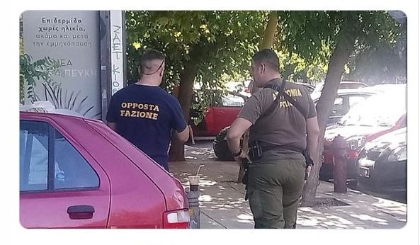 «Περαστικός που ρώτησε κάτι» λέει η ΕΛ.ΑΣ για τον τύπο με το ναζιστικο μπλουζάκι δίπλα στον αστυνομικό στα Εξαρχεία