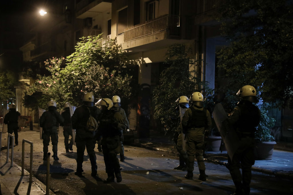 Βίαιη επίθεση και ομοφοβικά σχόλια από άνδρες των ΜΑΤ στο κέντρο της Αθήνας