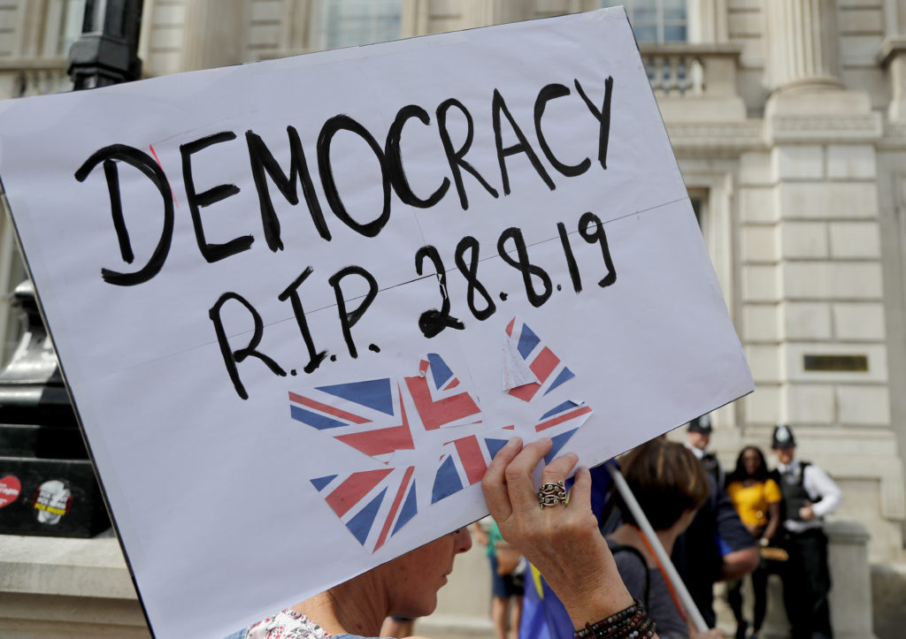 Στους δρόμους δεκάδες Βρετανοί – Διαμαρτύρονται για το κλείσιμο του κοινοβουλίου