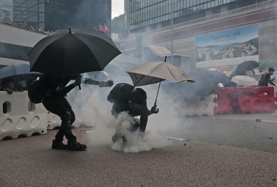 Συνεχίζεται η ένταση στο Χονγκ Κονγκ – Συγκρούσεις μεταξύ αστυνομίας και διαδηλωτών