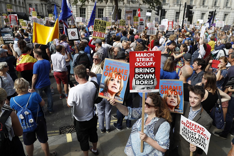 Βρετανία: Διαδηλώσεις σε όλη τη χώρα για το «πραξικόπημα» του Μπόρις Τζόνσον