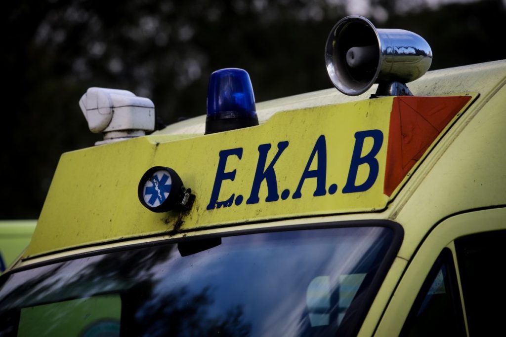 Θεσσαλονίκη: Άνδρας έπεσε στο κενό από αερογέφυρα – Τραυμάτισε διερχόμενο οδηγό μηχανής