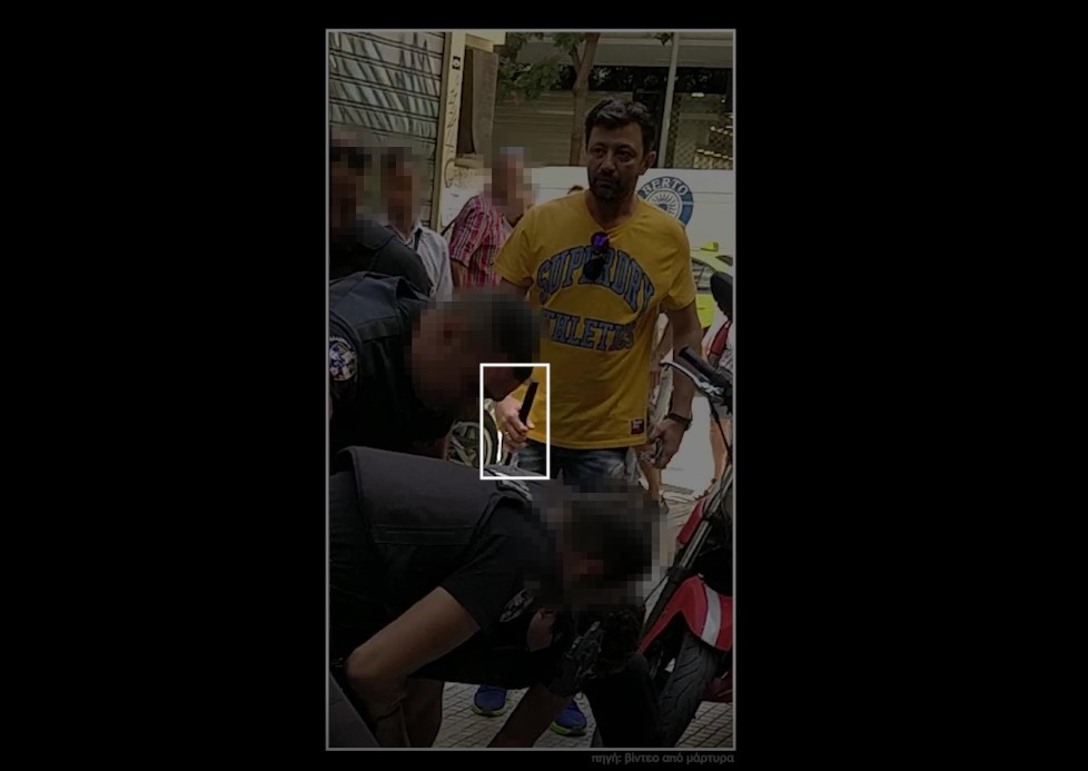 Ζακ Κωστόπουλος: Γιατί δεν ανακρίνεται ο άντρας με το κίτρινο μπλουζάκι που φαίνεται σε όλη τη σκηνή και κρατάει πτυσσόμενο γκλομπ (Video)