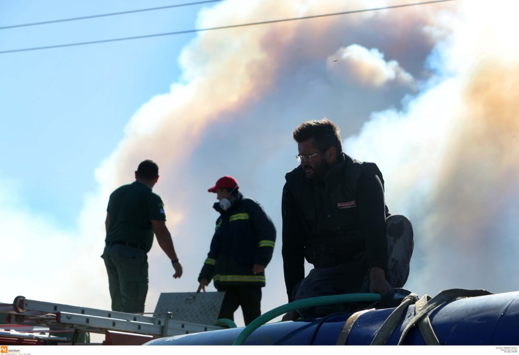 Πυρκαγιά κοντά σε σπίτια στη Σαρωνίδα (Video – Photo)