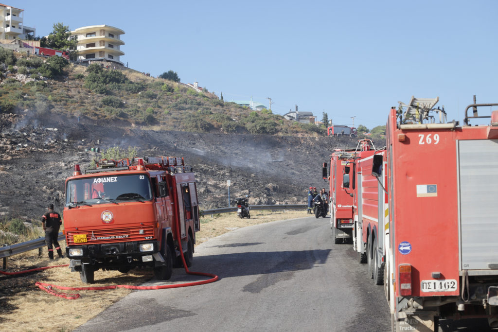 Υπό έλεγχο οι φωτιές σε Γαλάτσι-Φιλοθέη και Λεωφόρο Μαραθώνος στο Μαραθώνα
