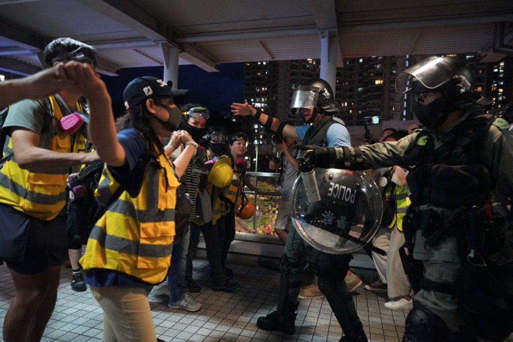 Έξαρση αστυνομικής βίας στο Χονγκ Κονγκ – Διαδηλωτές πλημμύρισαν σταθμό του μετρό (Video)