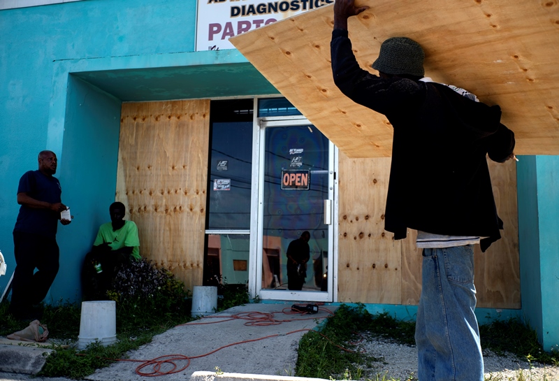 Μπαχάμες: Στο «κόκκινο» ο κυκλώνας Ντόριαν, στα καταφύγια οι κάτοικοι