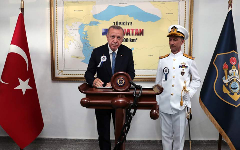 Ο Ερντογάν πόζαρε μπροστά σε χάρτη που δείχνει τουρκικό το μισό Αιγαίο