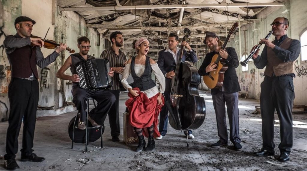 Σε μια αυλή στην Αγία Παρασκευή με τους Barcelona Gipsy Balkan Orchestra (Photos – Video)
