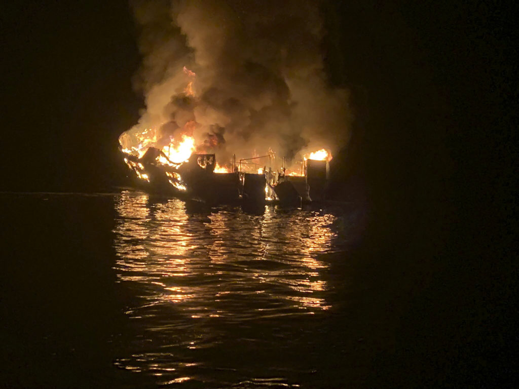 Τραγωδία με 25 νεκρούς στην Καλιφόρνια – Πλοίο με δύτες τυλίχτηκε στις φλόγες