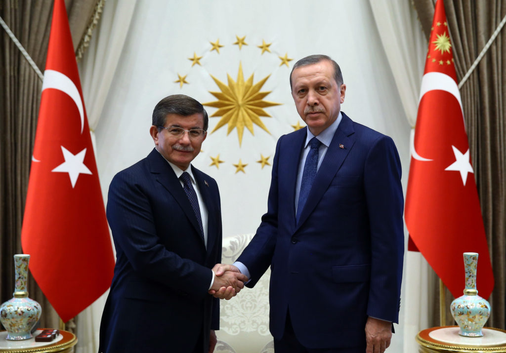 Τουρκία – Ραγδαίες εξελίξεις: Ο Ερντογάν «τρώει» τον Νταβούτογλου