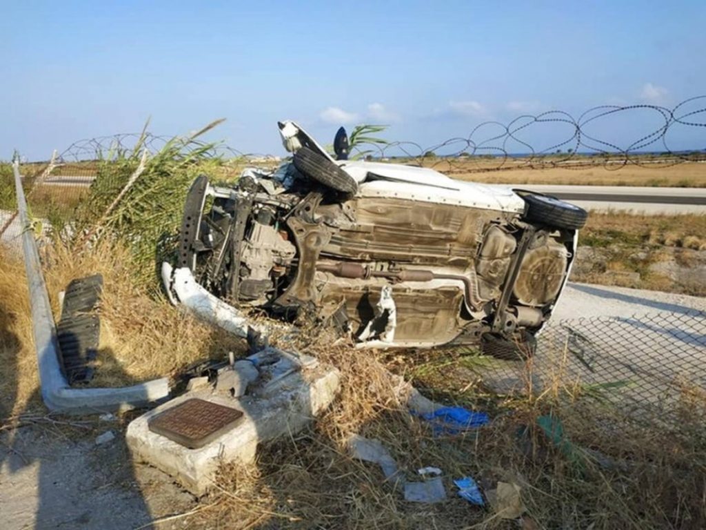 Ρόδος: ΙΧ έπεσε σε κολόνα φωτισμού και έσπασε την περίφραξη του αεροδρομίου