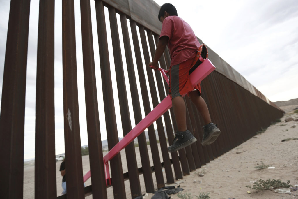 ΗΠΑ: Δίνει 3,6 δισ. δολάρια για να ενισχύσει το τείχος στα σύνορα με το Μεξικό – Αναβάλει στρατιωτικά έργα