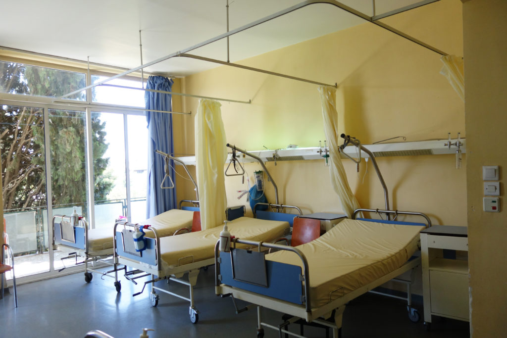 Θεσσαλονίκη: «Ντου» αστυνομικών σε νοσοκομεία για παράνομες αποκλειστικές – Πέντε βρέθηκαν χωρίς πιστοποιητικά υγείας
