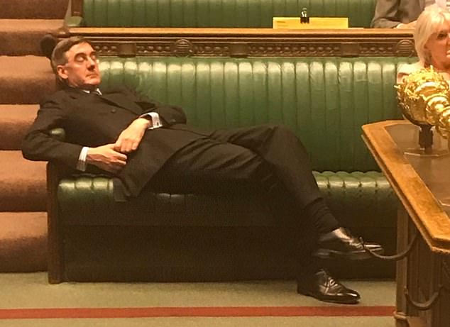Βρετανός βουλευτής κουράστηκε και… ξάπλωσε στα έδρανα της Βουλής την ώρα της ψηφοφορίας (Video)