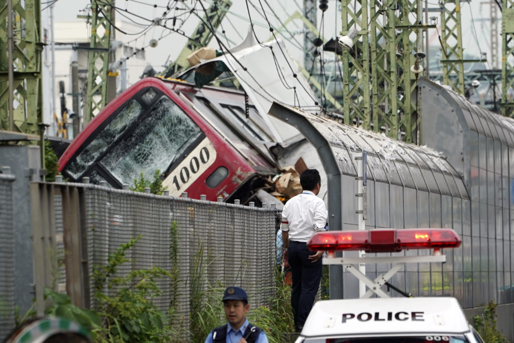 Ιαπωνία: Ένας νεκρός και 34 τραυματίες μετά από σύγκρουση τρένου με φορτηγό (Photos)