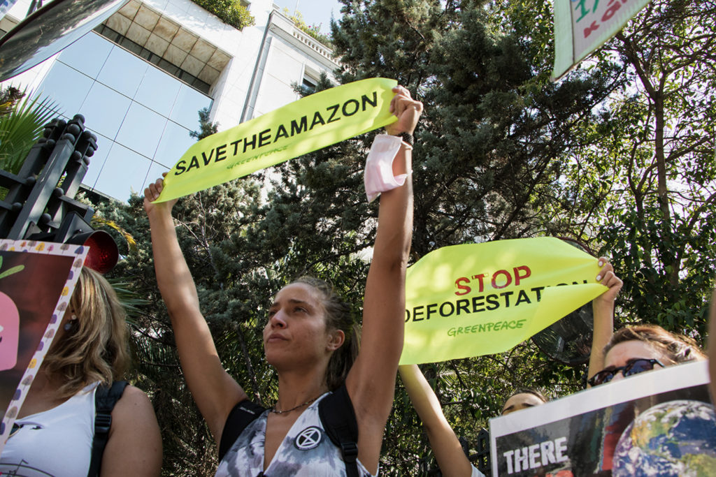 Αθήνα: Διαμαρτυρία για τον Αμαζόνιο στην πρεσβεία της Βραζιλίας