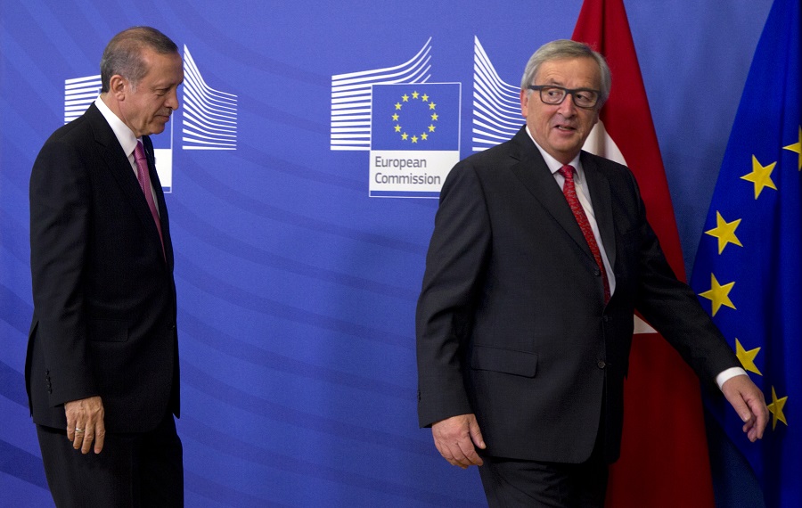 Η Κομισιόν απαντά στον Ερντογάν: ΕΕ και Τουρκία συνεχίζουν να δεσμεύονται από τη συμφωνία για το προσφυγικό