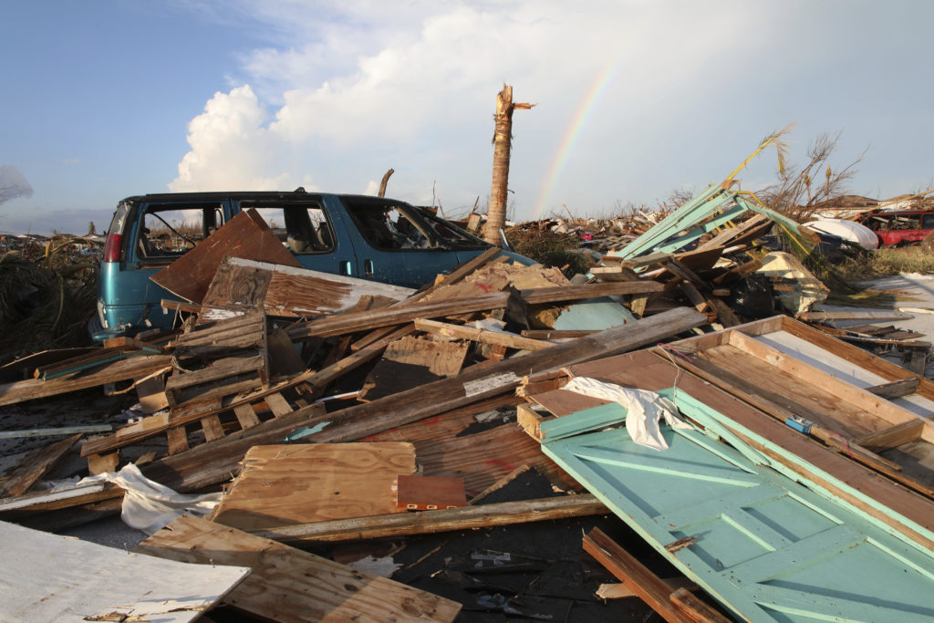ΗΠΑ: Ο τυφώνας Ντόριαν υποβαθμίστηκε στην κατηγορία 1 αλλά παραμένει απειλητικός – 30 νεκροί στις Μπαχάμες