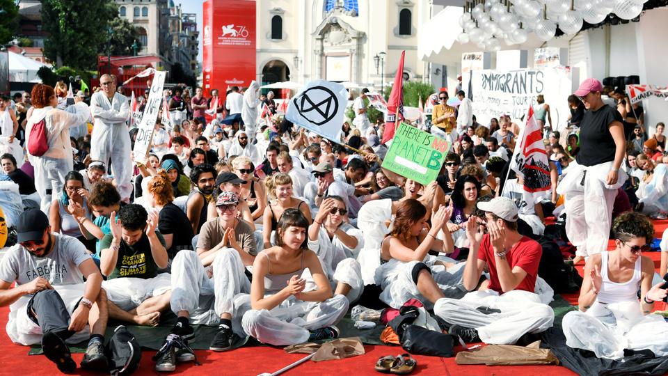 Εκατοντάδες διαδηλωτές κατέλαβαν το «κόκκινο χαλί» του Φεστιβάλ Βενετίας απαιτώντας μέτρα για το κλίμα (Photos+Video)