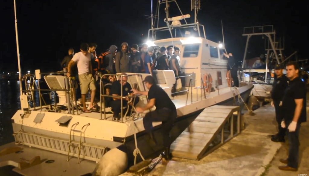 Ζάκυνθος: Εντοπίστηκε σκάφος με 36 μετανάστες, ανάμεσά τους και μικρά παιδιά (Video)