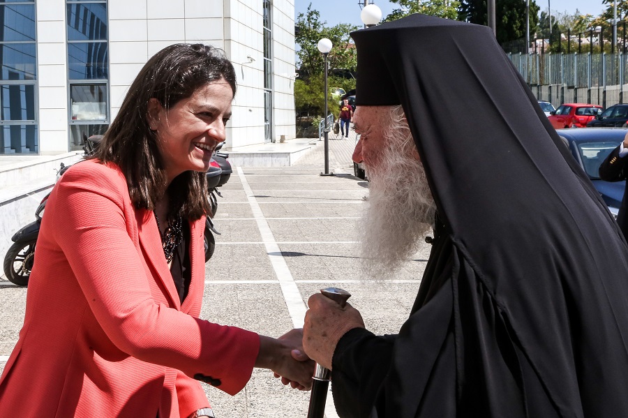 Όταν τα ράσα έκαναν έφοδο στα σχολεία…